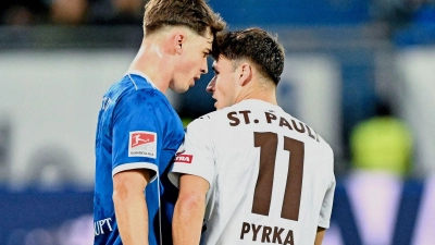Auf Augenhöhe? Noah Weißhaupt (l.) und Arkadiusz Pyrka geraten einander.  (Foto: Uwe Anspach/dpa)