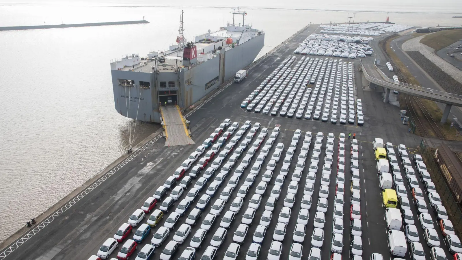 Der Verkauf von deutschen Autos ins Ausland läuft gut. (Foto: Jörg Sarbach/dpa)