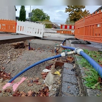 In den neu verlegten Wasserleitungen am Bad Windsheimer Nordring sind noch Keime nachweisbar. Auf der Baustelle geht es erst weiter, wenn die Beprobung negativ ist. (Foto: Katrin Merklein)