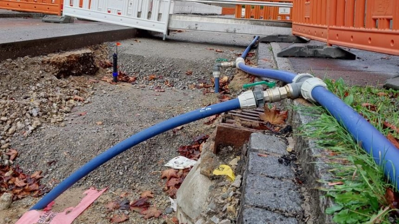 In den neu verlegten Wasserleitungen am Bad Windsheimer Nordring sind noch Keime nachweisbar. Auf der Baustelle geht es erst weiter, wenn die Beprobung negativ ist. (Foto: Katrin Merklein)