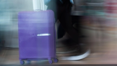 Das Kind wurde nur zufällig vom Busfahrer in dem Koffer entdeckt. (Symbolbild) (Foto: Christophe Gateau/dpa)