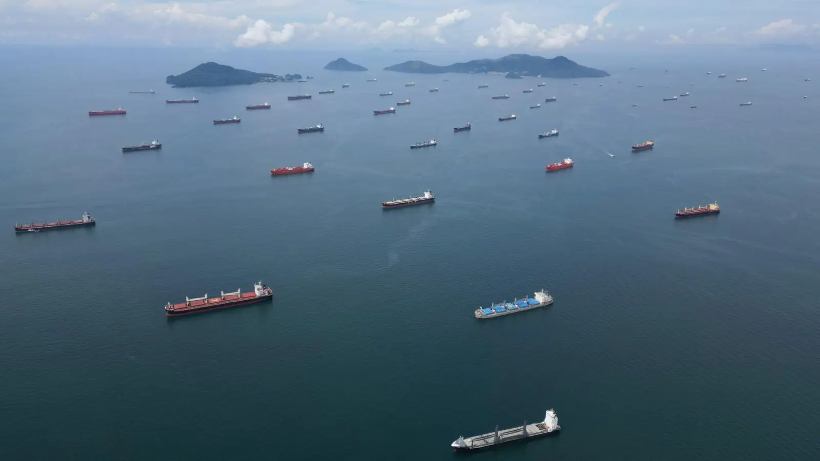 Auf der pazifischen Seite des Kanals sind Schiffe zu sehen, die darauf warten, den Panamakanal zu überqueren. (Foto: Mauricio Valenzuela/dpa)