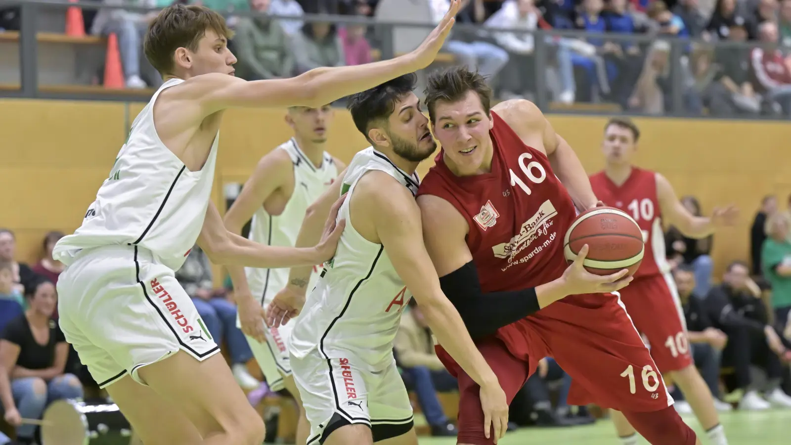 Abschirmjäger: Clemens Sokolov (links) in Verbund mit Stevan Veljkovic (Mitte) stoppen im Regionalligaspiel den Treuchtlinger Jonathan Schwarz. Nun wurde Sokolov in die DBB-Auswahl berufen. (Foto: Martin Rügner)