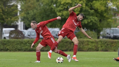 Beim 1:1 im Nachholspiel am Feiertag gegen Hofstetten lief es für den TSC Neuendettelsau (links Jochen Roth, rechts Adam Roth) nicht so rund wie in den Wochen vorher. Am Samstag steht bei den Spfr Dinkelsbühl eine weitere schwere Prüfung bevor. (Foto: Martin Rügner)