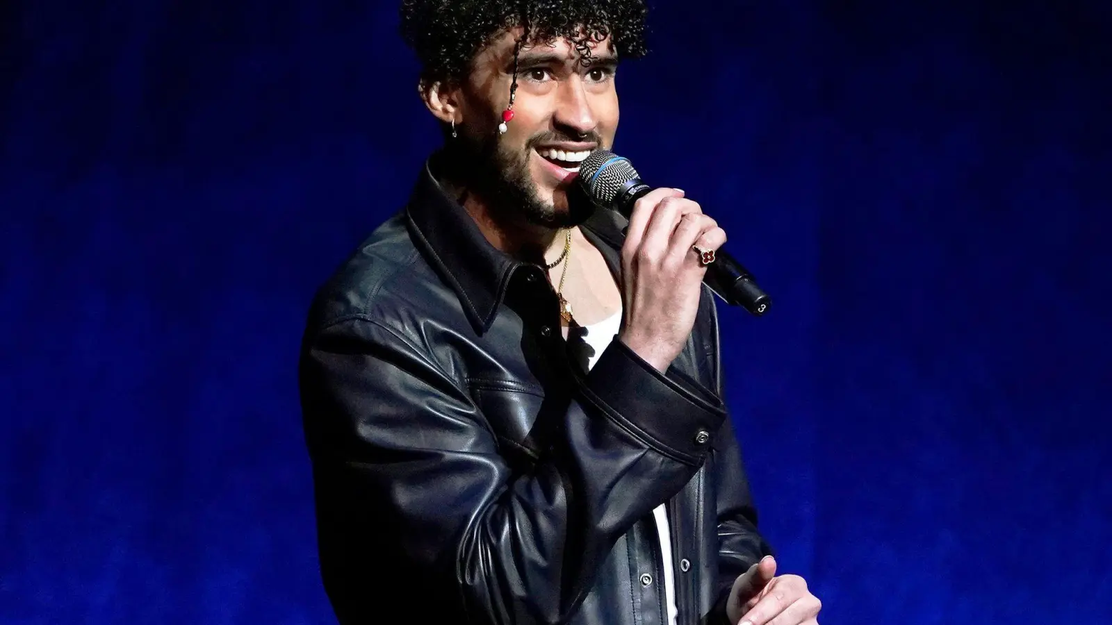 Um den Auftritt des Musikers Bad Bunny beim Superbowl tobt ein Kulturkampf (Archivbild) (Foto: Chris Pizzello/Invision/AP/dpa)