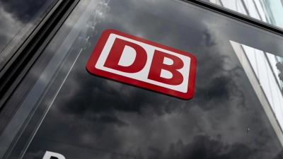 Der Schriftzug mit Logo steht an der Zentrale der Deutschen Bahn in Berlin. (Foto: Fabian Sommer/dpa/Symbolbild)