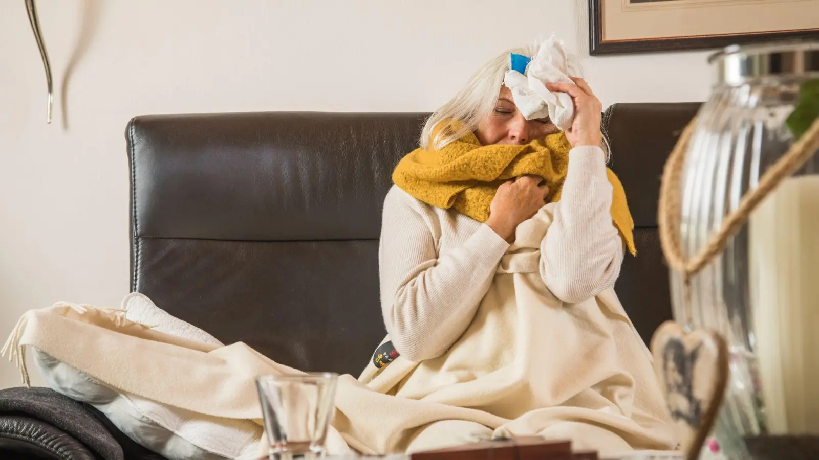 Ein plötzlicher Krankheitsbeginn mit Fieber, Gliederschmerzen und Husten ist typisch für eine Influenza-Erkrankung. (Foto: Christin Klose/dpa-tmn)