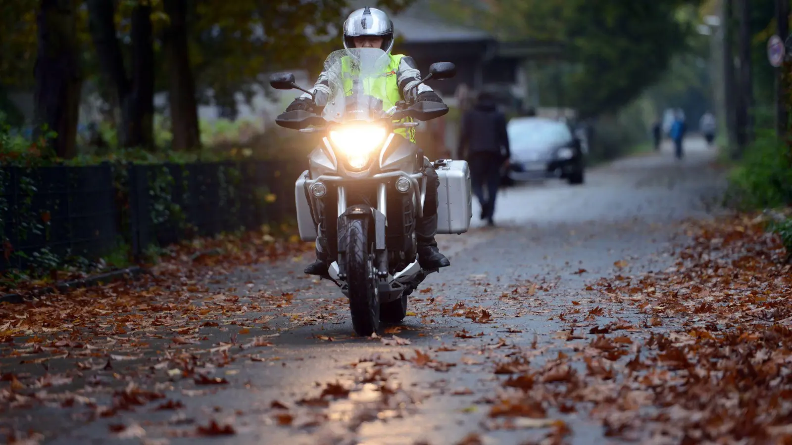 Viel Laub auf den Straßen und Feuchtigkeit: Motorradfahrer sollten die herbstlichen Herausforderungen im Visier haben. (Foto: Judith Michaelis/dpa-tmn)