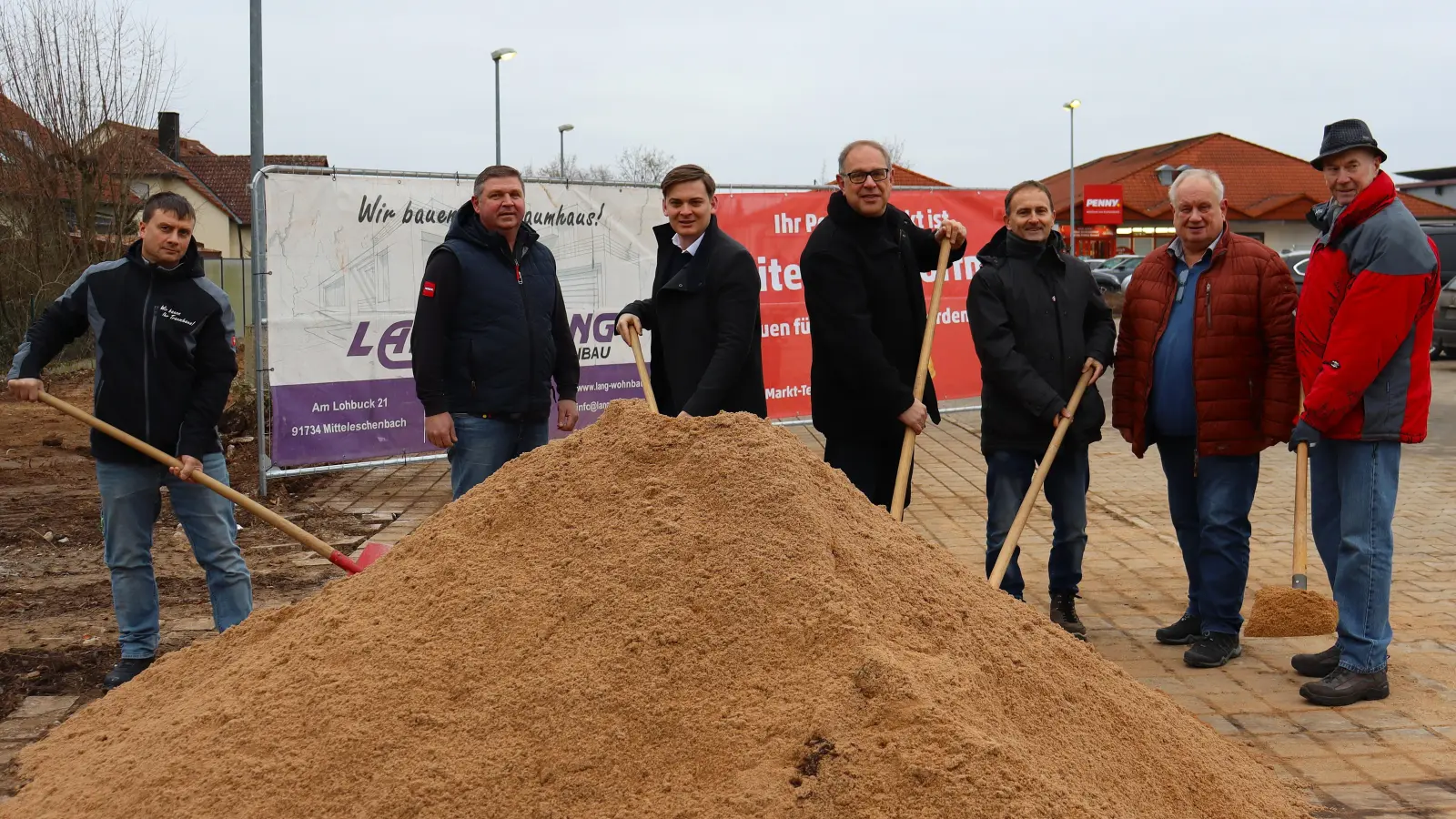 Beim Spatenstich (von links): Bauleiter Manuel Mitzler (Lang und Lang), Marktleiter Stefan Grabowski, Micha Schmidt (HCS Immobilien GmbH), Bürgermeister Michael Dörr, Penny-Expansionsmanager Peter Vitzthum, Roland Maul (Geschäftsführer Lang und Lang) und zweiter Bürgermeister Johann Schlackl. (Foto: Antonia Müller)