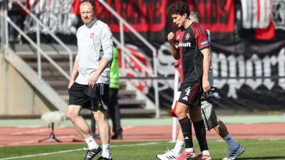 Nürnberg-Kapitän Fabio Gruber wurde im Spiel gegen Düsseldorf schon nach wenigen Minuten verletzt ausgewechselt. (Foto: Daniel Löb/dpa)