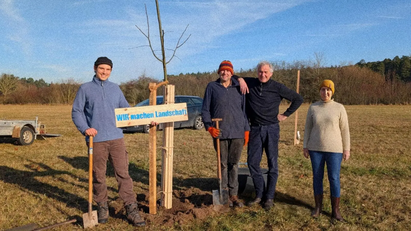 Der junge Baum ist in den Boden gesetzt und soll sich in den kommenden Jahren prächtig entwickeln. Unser Foto entstand bei der Pflanzung. Rechts im Bild ist Rebecca Schiepek von der Eigentümerfamilie zu sehen, links daneben Norbert Metz vom Landschaftspflegeverband.  (Foto: Gregor Kipping)