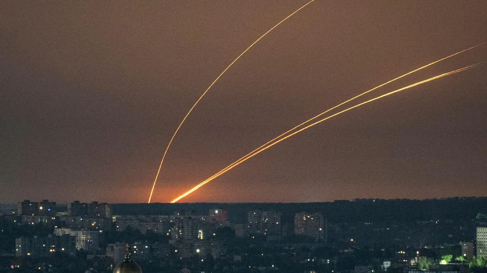 Russische Raketen werden von der Region Belgorod aus auf die Ukraine abgefeuert. (Foto: Evgeniy Maloletka/AP/dpa)