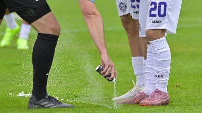 Auftritt des Schiedsrichters: Beim Regionalliga-Spiel der SpVgg Ansbach und der Würzburger Kickers greift Peter Dotzel zum Mauerschaum und zeigt zwei Kickers-Akteuren an, wo sie sich hinzustellen haben. (Foto: Martin Rügner)