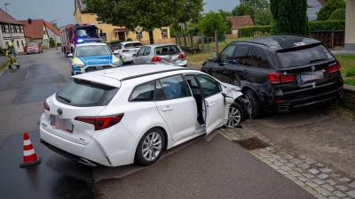 Ein Auto ist in Linden bei Markt Erlbach in ein anderes, parkendes Auto gefahren. (Foto: Mirko Fryska)