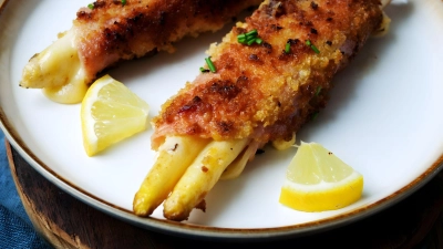 Raffiniert und doch schnell zubereitet ist das Spargel-Cordon-Bleu von Steffi Sinzenich. (Foto: Steffi Sinzenich/gaumenfreundin.de/dpa-tmn)