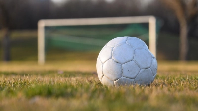 Der Ball rollt am Samstag nicht in Vilzing. (Foto: Tobias Hase/dpa)