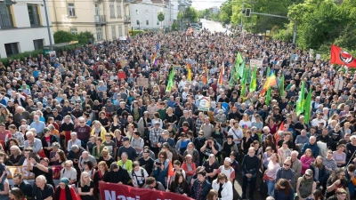 In Deutschland gibt es viel Solidarität mit den Angegriffenen. Die Menschen fordern nun Konsequenzen. (Foto: Sebastian Kahnert/dpa)