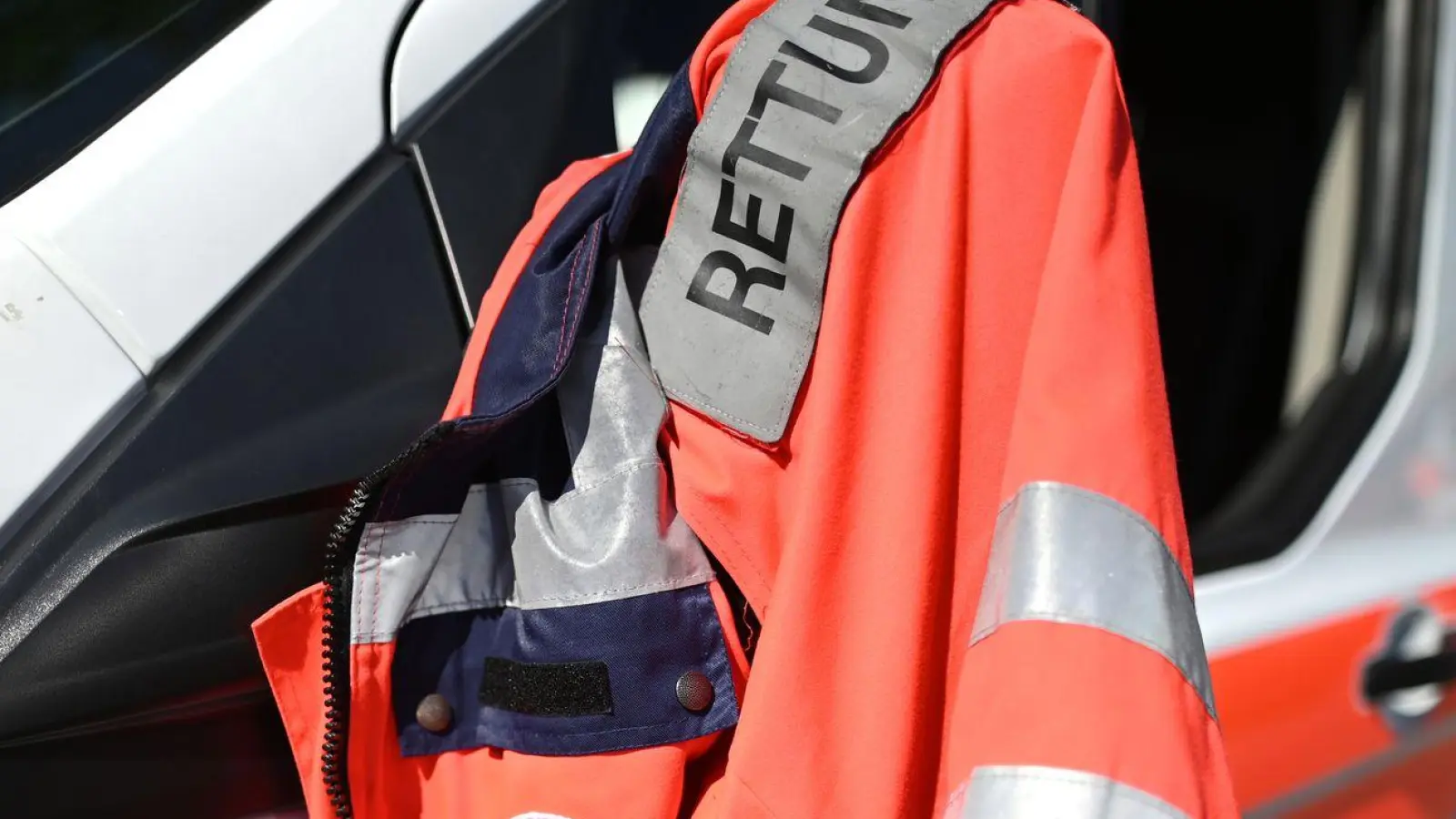 Sanitäter bringen die Verletzten in eine Klinik. (Symbolbild) (Foto: Patrick Seeger/dpa)