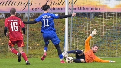Der zweifache Weigenheimer Torschütze Janosch Maar (im blauen Trikot) gegen die Schopflocher Marvin Körner und Torwart Dominik Ganzer. (Foto: Martin Rügner)