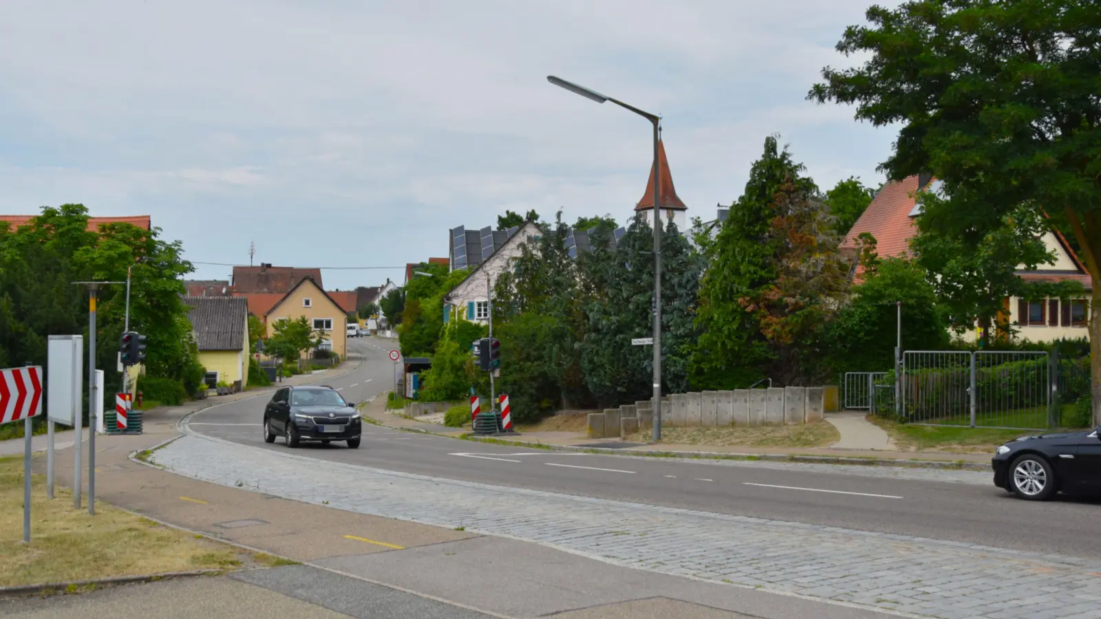 Im August soll mit dem Ausbau der Weinberger Ortsdurchfahrt begonnen werden. Bis November ist dann eine Vollsperrung der Feuchtwanger Straße (Foto) vom östlichen Ortseingang bis zur Einmündung in die Vehlberger Straße vorgesehen. (Foto: Werner Wenk)