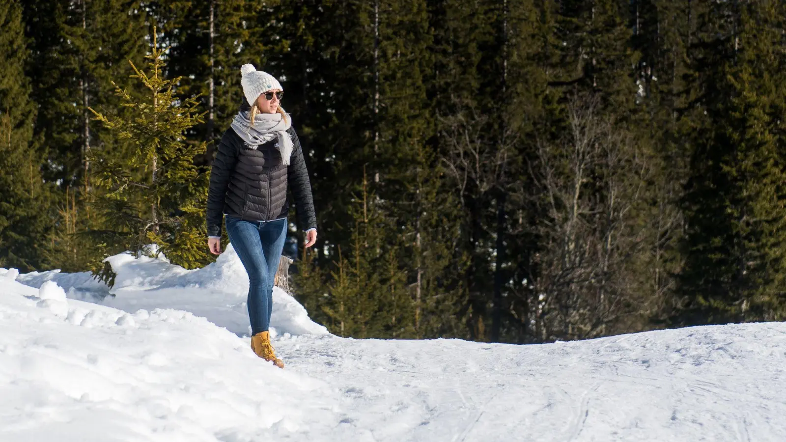 Unterwegs in den Bergen: Die zunehmende Höhe und der Schnee erhöhen das Sonnenbrandrisiko. Hier ist Sonnenschutz besonders wichtig. (Foto: Benjamin Nolte/dpa-tmn)