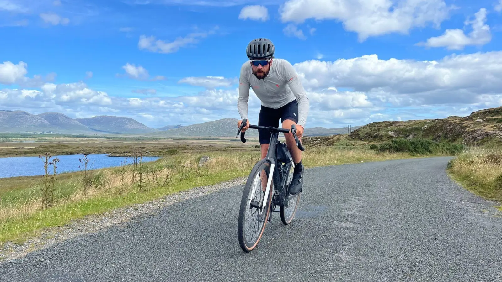 Extremsportler Jonas Deichmann beim Training in Irland. Er will an 120 Tagen nacheinander jeweils die Challenge Roth über 3,86 Kilometer Schwimmen, 180,2 Kilometer Radfahren und 42,2 Kilometer Laufen absolvieren. (Foto: Sammy Deichmann/dpa)