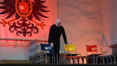 Zwischen den Stühlen: Markus Grimm bei seiner Theaterperformance zum Bauernkrieg im Kaisersaal des Rathauses. (Foto: Laura Eyrich)