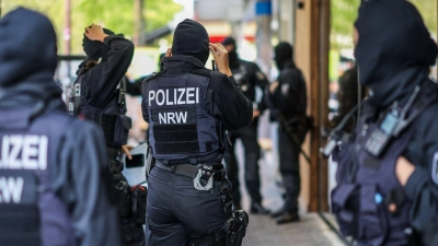 Mehr als 140 Objekte waren durchsucht worden, 14 Haftbefehle wurden vollstreckt. Die Großrazzia richtete sich dabei gegen ein Geldwäsche-Netzwerk, das eng auf die Zusammenarbeit mit den „Hells Angels“ setzte. (Foto: Christoph Reichwein/dpa)