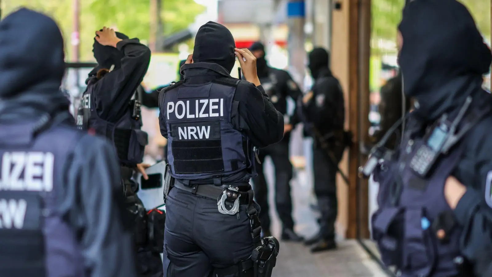Mehr als 140 Objekte waren durchsucht worden, 14 Haftbefehle wurden vollstreckt. Die Großrazzia richtete sich dabei gegen ein Geldwäsche-Netzwerk, das eng auf die Zusammenarbeit mit den „Hells Angels“ setzte. (Foto: Christoph Reichwein/dpa)