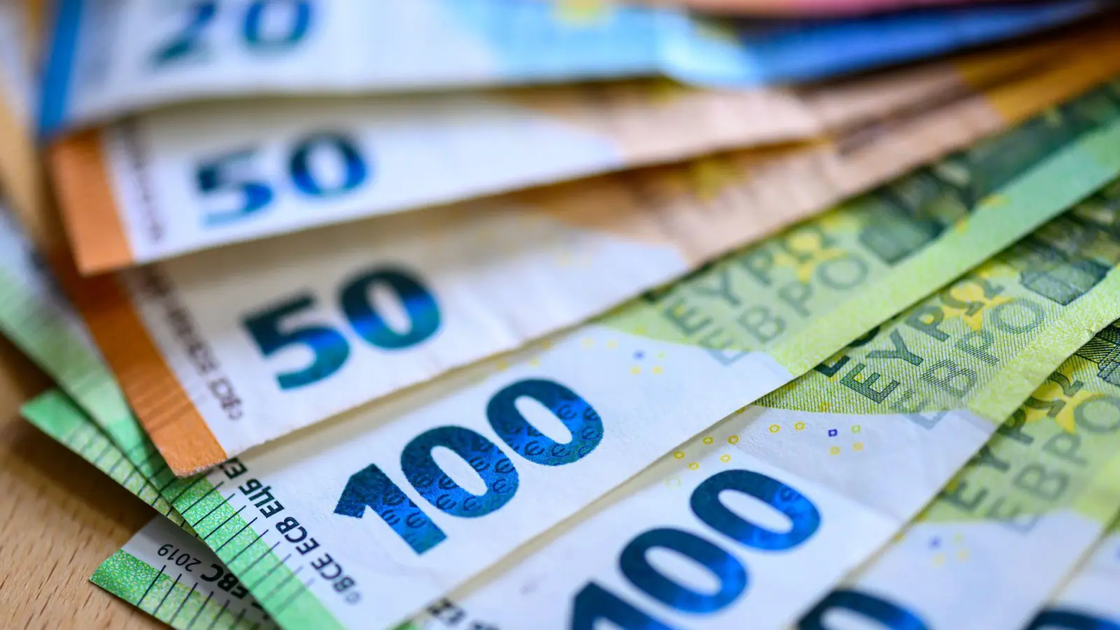 Warum der Mann so viel Geld dabeihatte, konnte die Polizei zunächst nicht sagen. (Symbolbild) (Foto: Hendrik Schmidt/dpa)