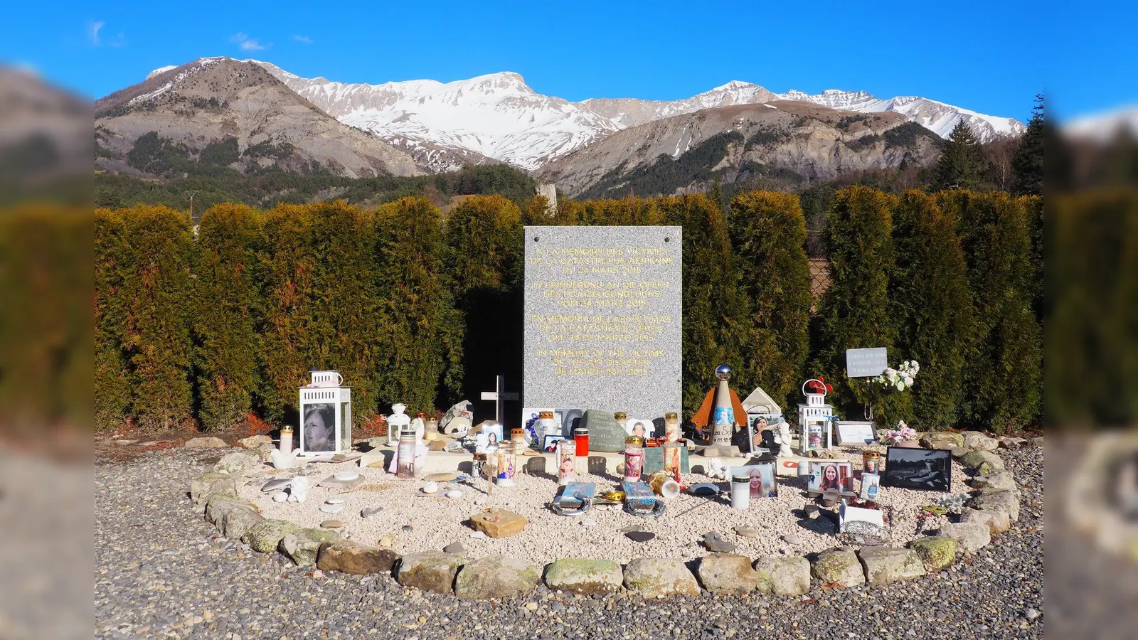 Eine Gedenktafel erinnert an den Flugzeugabsturz einer Germanwings-Maschine in den Alpen. Eine Klage auf zusätzliches Schmerzensgeld gegen das Luftfahrt-Bundesamt hat mehr als zehn Jahre nach der Katastrophe wenig Aussicht auf Erfolg.   (Foto: Christian Böhmer/dpa)
