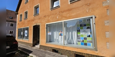 Nicht besonders attraktiv sind derzeit die Schaufenster am ehemaligen Zettlmeissl-Haus in Leutershausen, direkt gegenüber vom Rathaus. Das soll sich bald ändern. (Foto: Wolfgang Grebenhof)