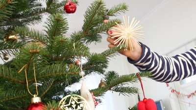 Ein geschmückter Baum muss nicht neu gekauftes Deko-Material bedeuten, oft reicht bereits Vorhandenes oder Selbstgemachtes. (Foto: Bodo Marks/dpa-tmn)