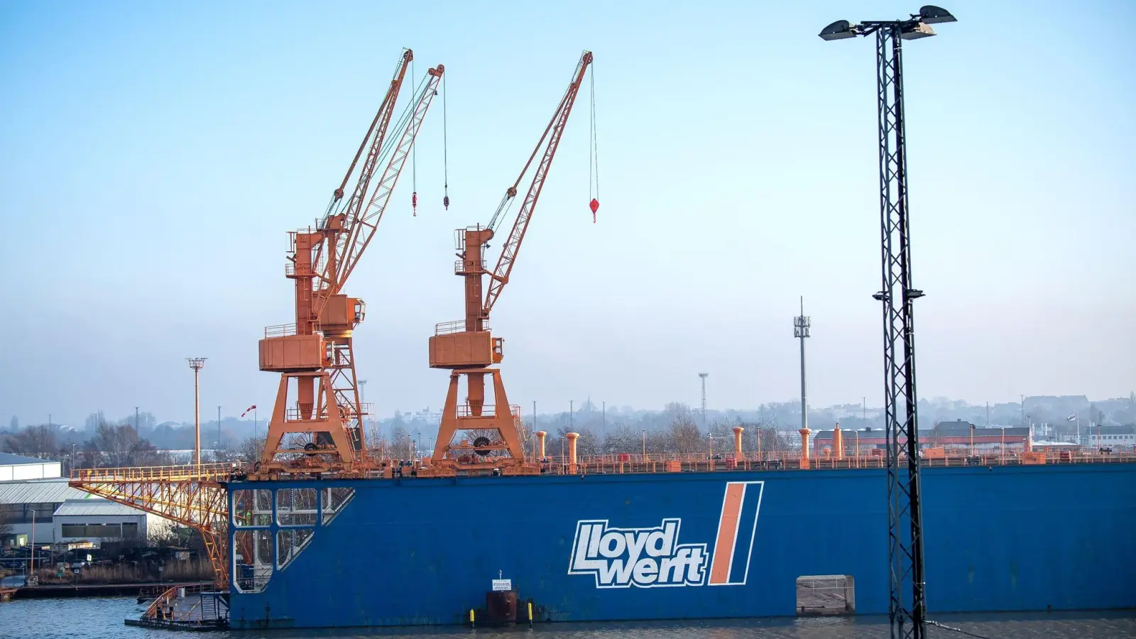 Die Bremerhavener Lloyd-Werft hat rund 230 Mitarbeiter. (Foto: Sina Schuldt/dpa)