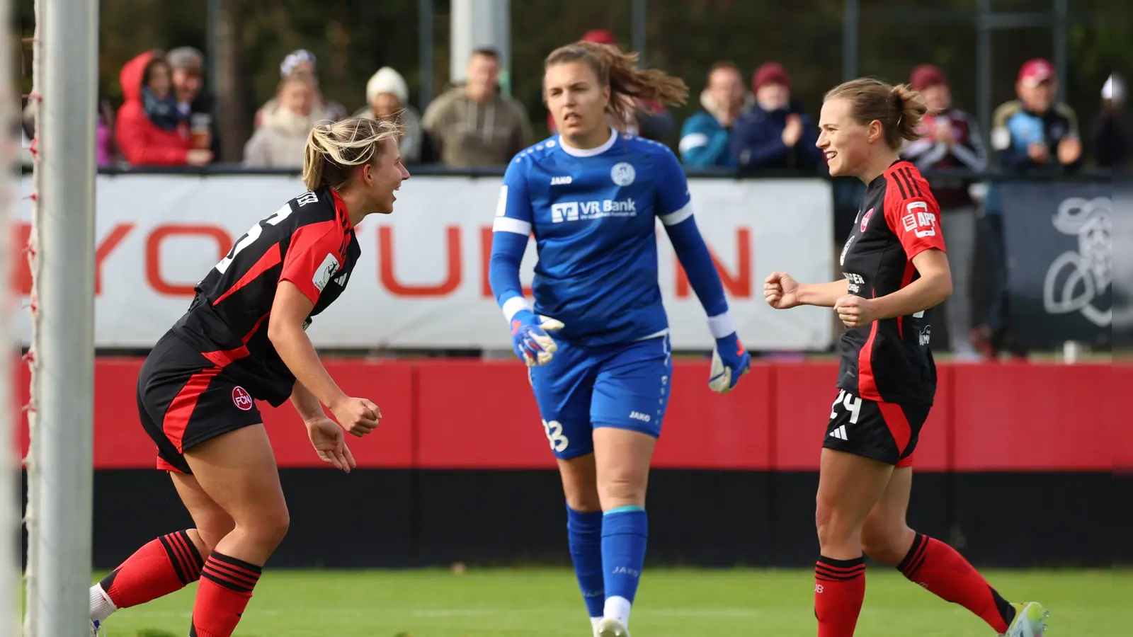 Der FCN jubelt (links Meret Günster, rechts Nastassja Lein), Weinberg (Mitte Franziska Glaser) ist frustriert. So sah das über 90 Minuten aus am Valznerweiher. (Foto: Wolfgang Zink)