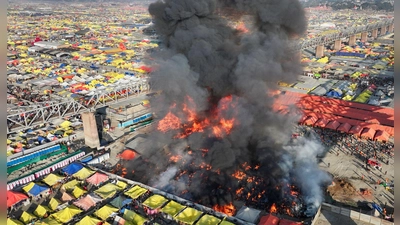 Feuer bei riesigem Pilgerfest in Indien. (Foto: Rajesh Kumar Singh/AP/dpa)