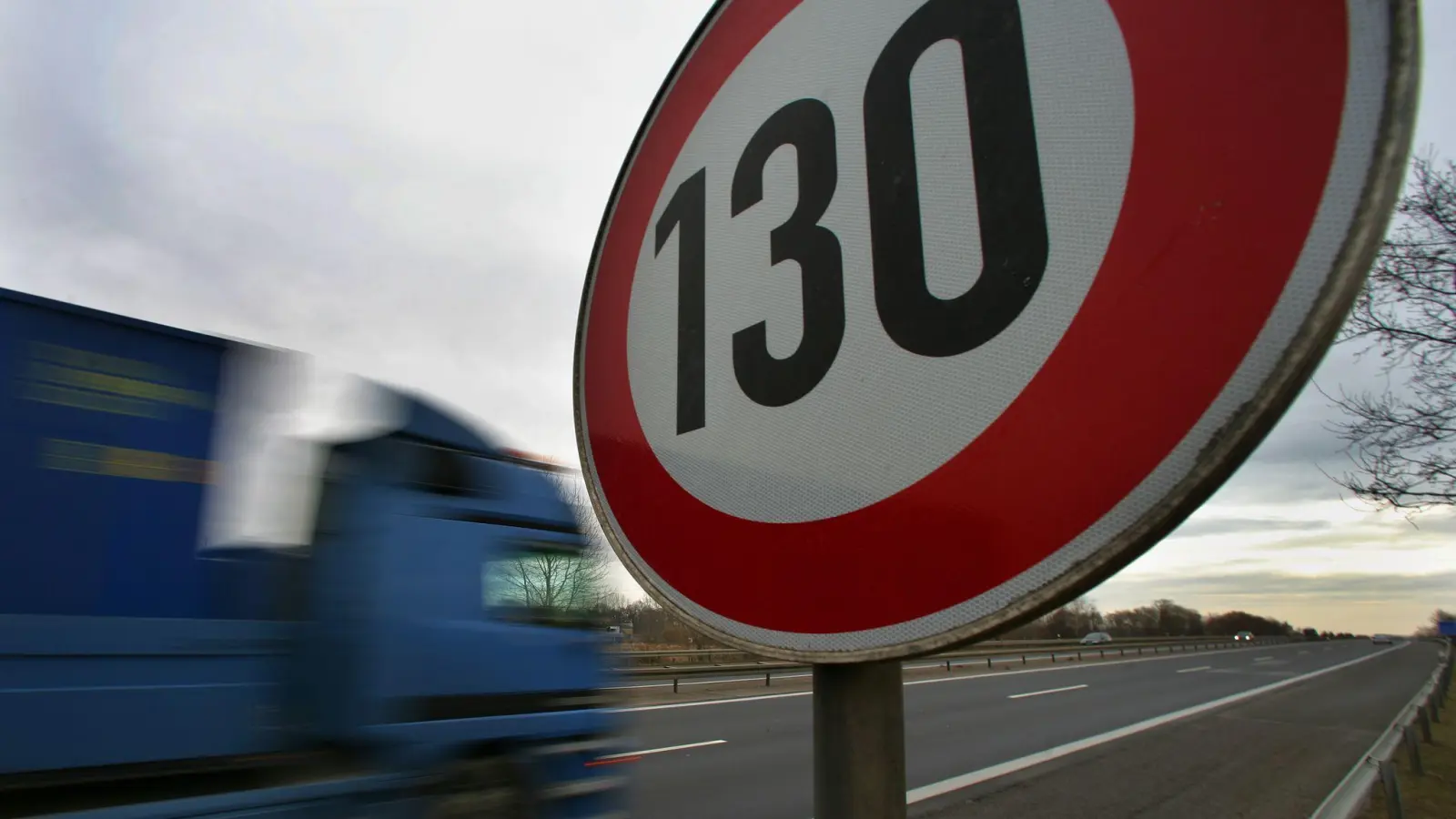 An der Autobahn A10 bei Mühlenbeck zeigt ein Schild die erlaubte Höchstgeschwindigkeit mit 130 Stundenkilometern an. (Foto: Patrick Pleul/dpa-Zentralbild/dpa)