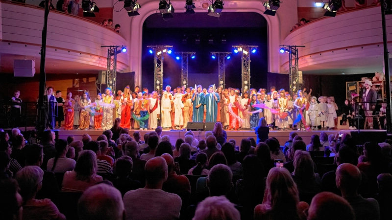 Die Grundschüler der Evangelischen Schule Ansbach führten zusammen mit dem Team von „Wort des Lebens” das Kindermusical „Nebukadnezar” von Alexander Lombardi und Gregor Breier auf. (Foto: Tizian Gerbing)