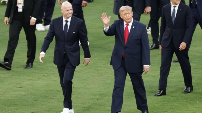 Als Donald Trump (r) und Gianni Infantino den Rasen betreten, werden sie ausgepfiffen.  (Foto: Adam Hunger/AP/dpa)