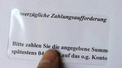 Angesichts gestiegener Lebenshaltungskosten geraten laut Wirtschaftsauskunftei Schufa mehr Menschen unter finanziellen Druck. (Symbolbild) (Foto: Jens Kalaene/dpa-Zentralbild/dpa)