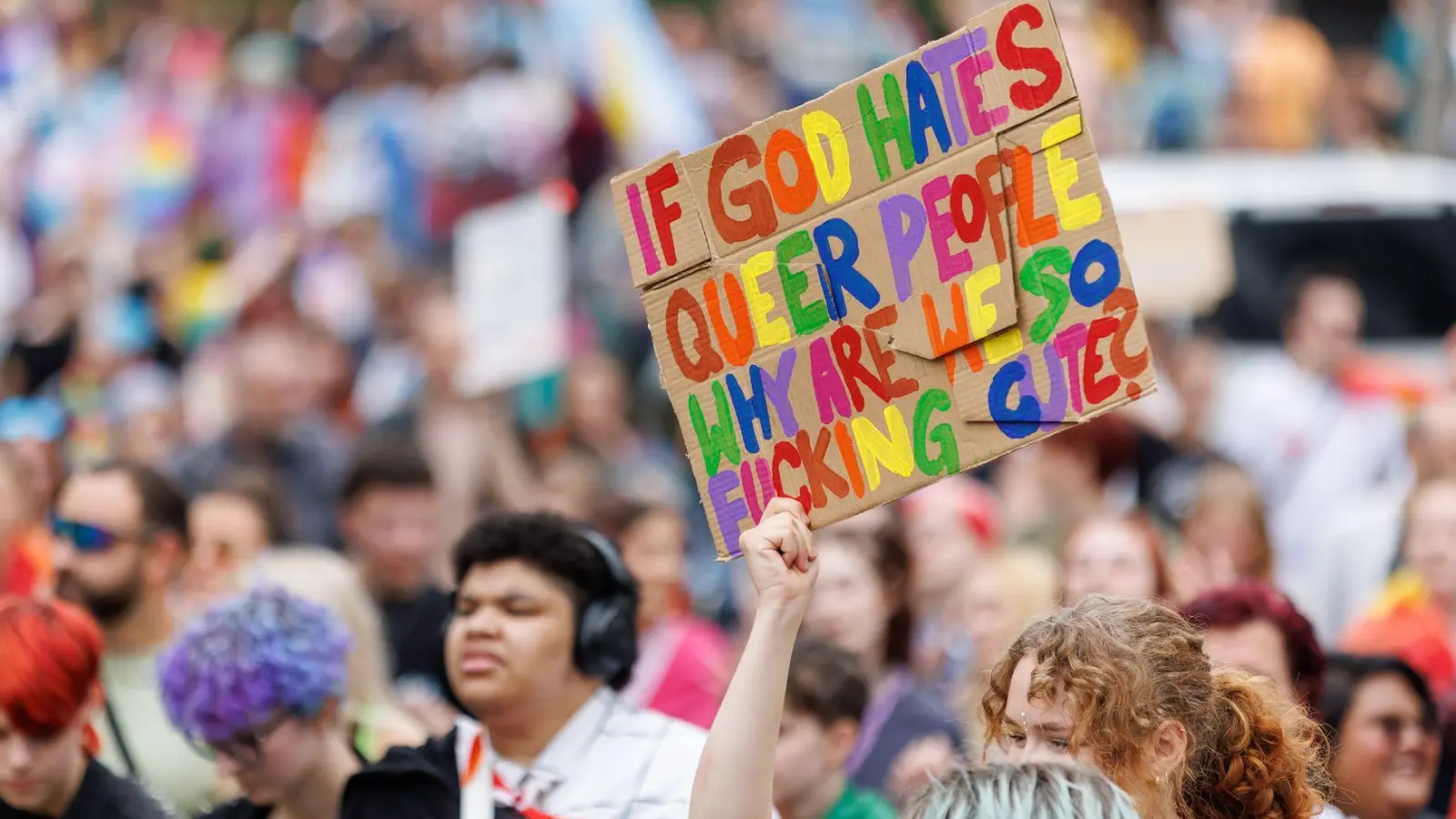 Die Grünen fordern endlich einen queeren Aktionsplan für Bayern. (Archivbild) (Foto: Daniel Karmann/dpa)