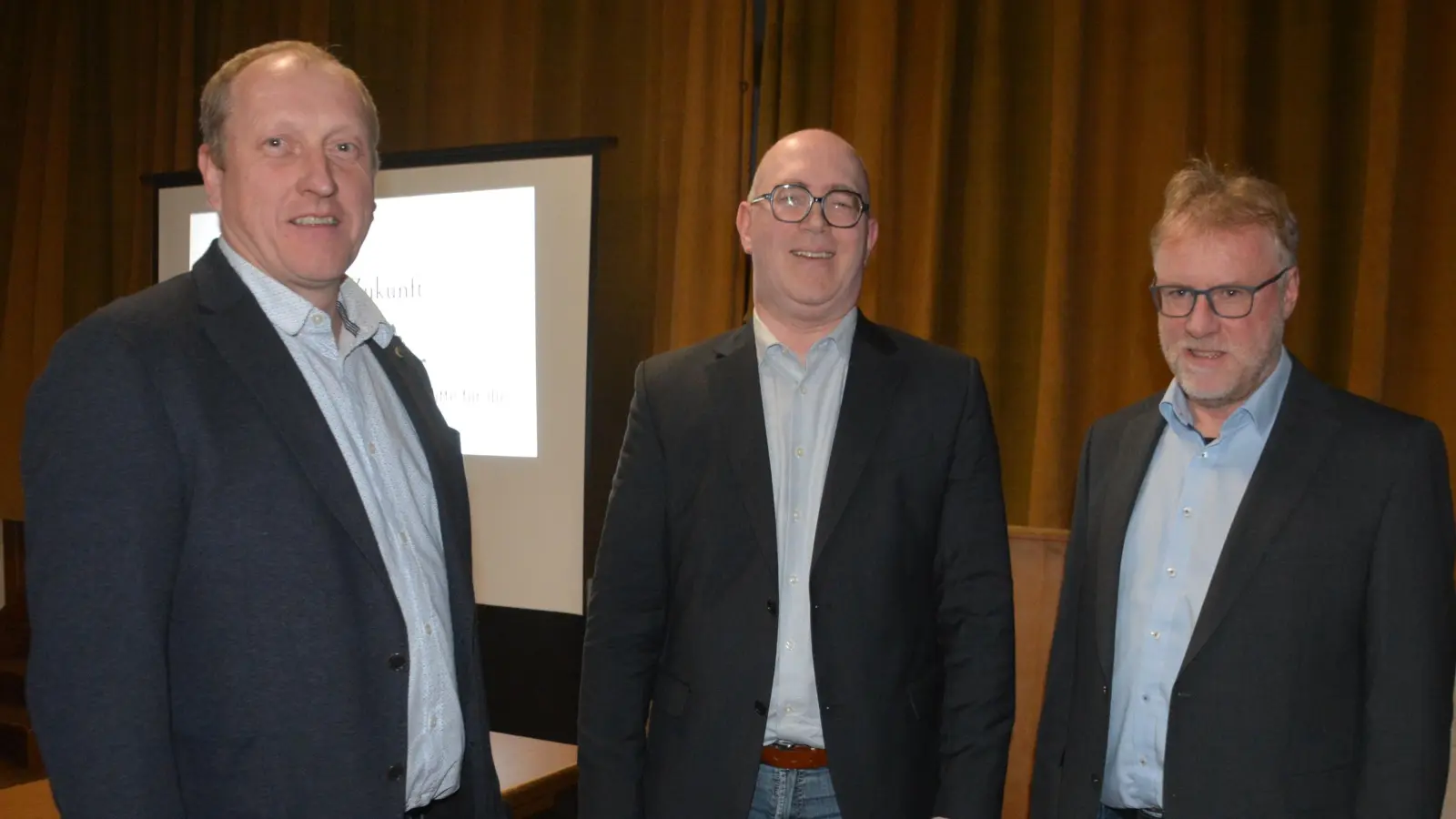 Die Gemeinderäte Johannes Ruck (links) und Dieter Schuster (rechts) mit Stefan Carmanns (Mitte), der in Weiltingen als Kandidat der Gruppierung Bündnis Zukunft in das Rennen um das Bürgermeisteramt geht. (Foto: Peter Tippl)