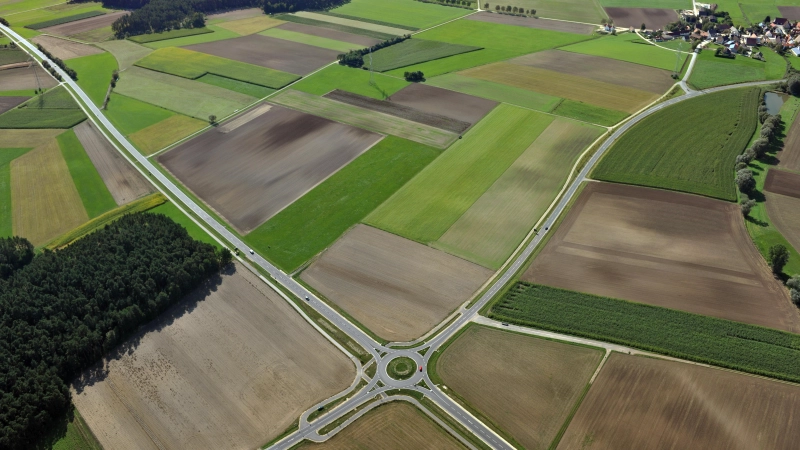 Rund 27 Hektar könnte das Gewerbegebiet einmal messen. Es grenzt an die Bundesstraße B466 und die Staatsstraße St2220. (Foto: Stadt Windsbach/ Nürnberg Luftbild, Hajo Dietz)