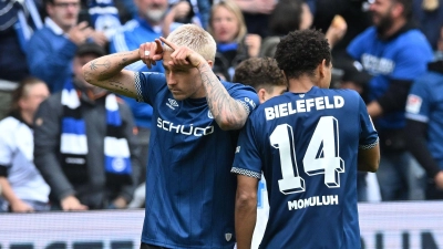 Die Torschützen Joel Grodowski (links) per Doppelpack und Monju Momuluh drehen für Bielefeld das Spiel. (Foto: Carmen Jaspersen/dpa)
