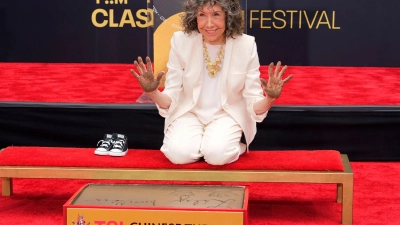 Verewigt: Die Schauspielerin Lily Tomlin zeigt ihre Hände, nachdem sie sie bei einer Hand- und Fußabdruckzeremonie in Zement gelegt hat. (Foto: Chris Pizzello/Invision/dpa)