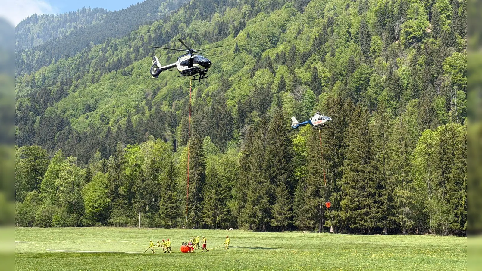 An die zehn Helikopter helfen beim Löschen aus der Luft.   (Foto: Matthias Brüning/dpa)