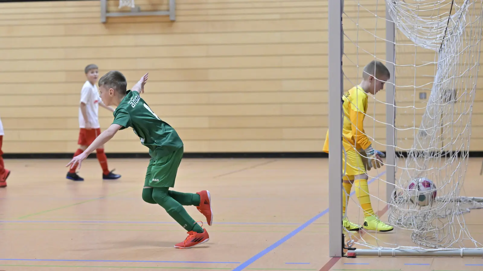 Und Abflug: Der Ansbacher Felix Ertl jubelt über sein Tor im Spiel um Platz drei gegen Leipzig mit Torwart Jonas Kuschel. (Foto: Martin Rügner)