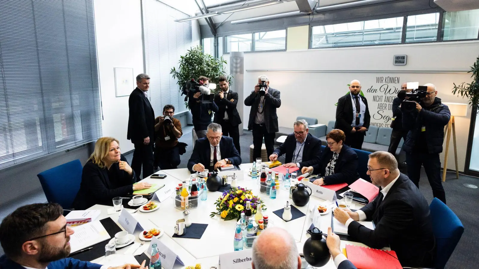 Bundesinnenministerin Nancy Faeser (2.v.l), Verdi-Chef Frank Werneke (r.), der dbb-Vorsitzende Ulrich Silberbach (M.) und weitere Teilnehmer zu Beginn der dritten Tarifverhandlungsrunde in Potsdam. (Foto: Carsten Koall/dpa)