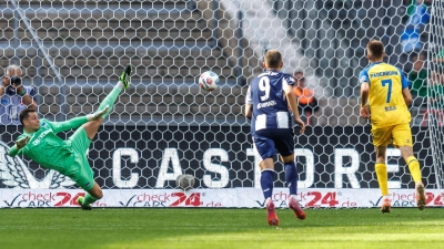 Der gebürtige Berliner Filip Bilbija (r) feiert eine gelungene Rückkehr in seine Heimatstadt. (Foto: Andreas Gora/dpa)