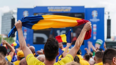 Auch die Rumänischen Fans feierten auf der Frankfurter Fanzone. (Foto: Andreas Arnold/dpa)